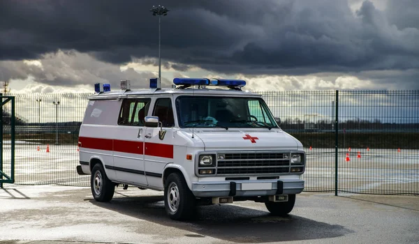 Ambulans araba yarış pisti üzerinde — Stok fotoğraf
