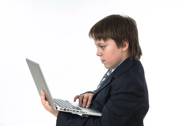 Dospívající chlapec pracoval v bílém laptop — Stock fotografie