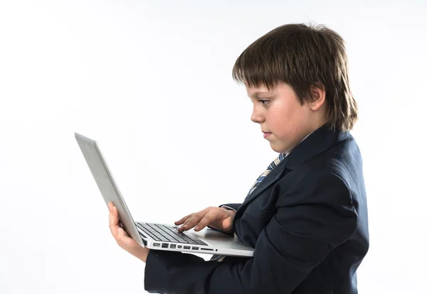 Ragazzo adolescente che lavora nel computer portatile bianco — Foto Stock