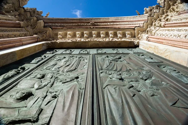 Siena cathedral gates — Stock Photo, Image