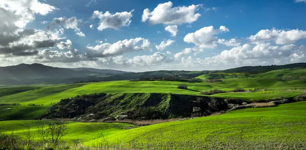 在托斯卡纳美丽的绿色山丘 — 图库照片