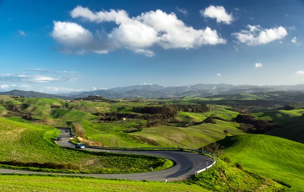 Wunderschöne grüne Hügel in der Toskana — Stockfoto