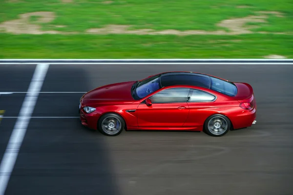 Carro esporte rápido se movendo na pista — Fotografia de Stock