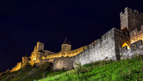 Carcassone středověký hrad v noci zobrazení. — Stock fotografie