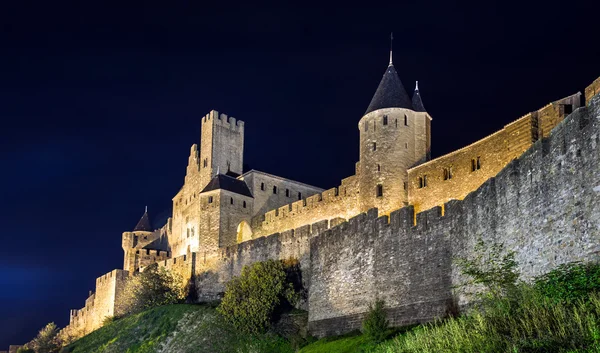 Nacht uitzicht op Carcassone middeleeuwse kasteel. — Stockfoto