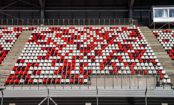 Tribuna gigante con sedili colorati — Foto Stock