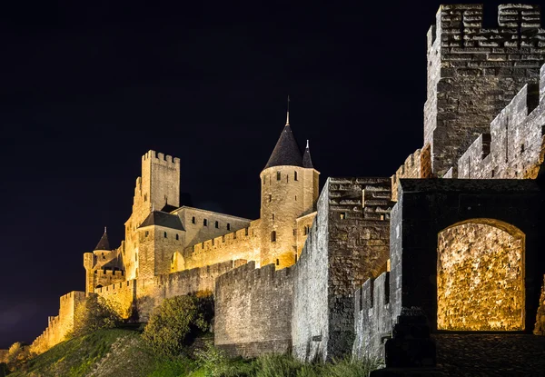 Nacht uitzicht op Carcassone middeleeuwse kasteel. — Stockfoto