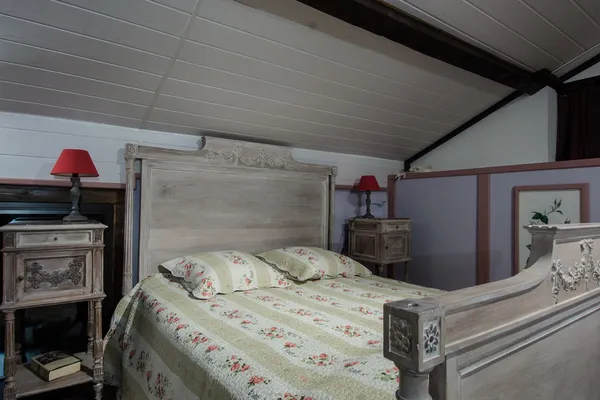 Schlafzimmereinrichtung in französischem Haus — Stockfoto
