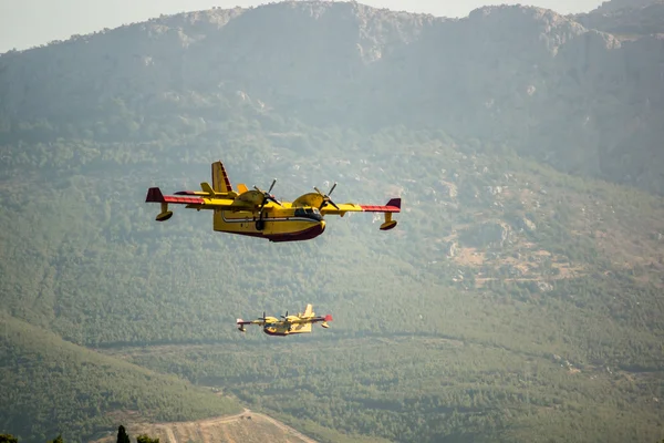 Dağların üzerinden Fire fighter uçak — Stok fotoğraf