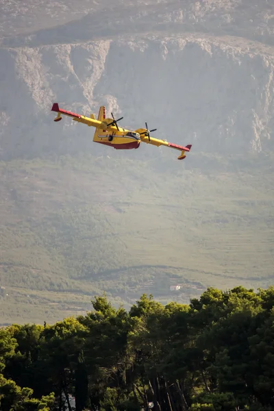 Dağların üzerinden Fire fighter uçak — Stok fotoğraf