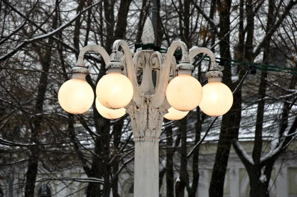 Paesaggio invernale con lampada illuminata — Foto Stock