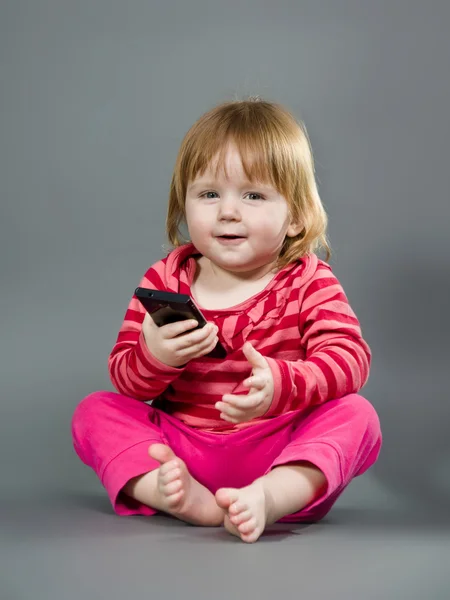 Linda niña con teléfono móvil — Foto de Stock