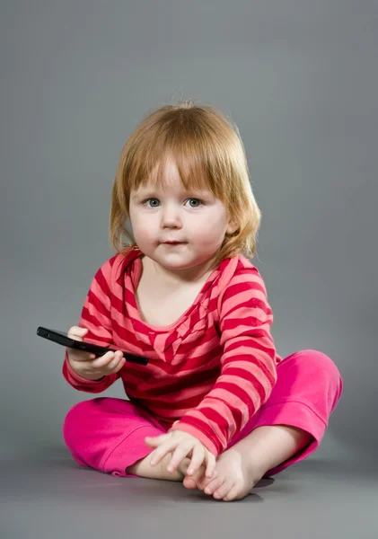 Menina bonito com telefone móvel — Fotografia de Stock