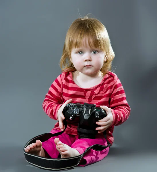 Mignon petit bébé avec appareil photo numérique — Photo