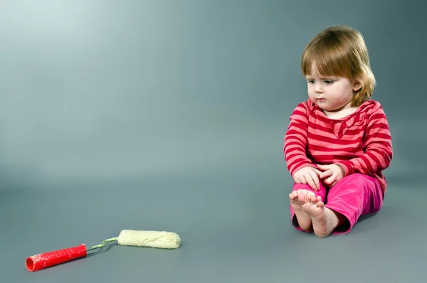 Linda niña con rodillo de pintura — Foto de Stock