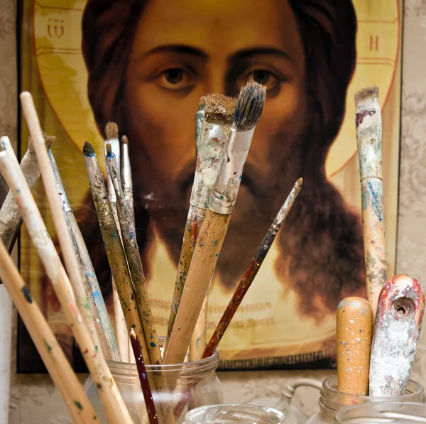 Different brushes in artist work room — Stock Photo, Image