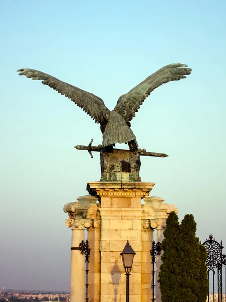 Budapeşte, Macaristan'kartal heykeli. — Stok fotoğraf