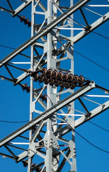 Mast der Stromübertragung auf blauem Himmel Hintergrund — Stockfoto
