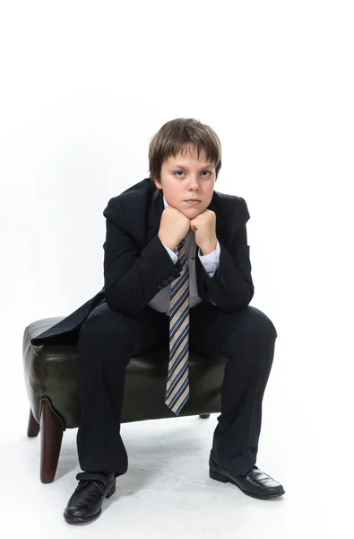 Mladý chlapec seděl na židli — Stock fotografie