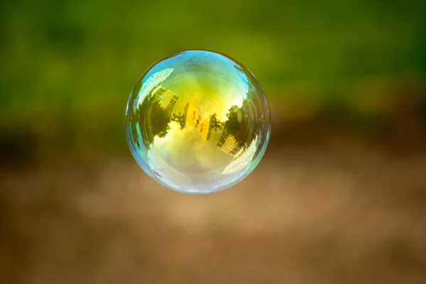 Des bulles de savon volent. Maisons reflétées dans . — Photo