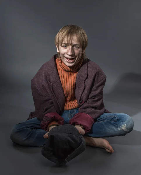 Jovem ator mostrando mendigo — Fotografia de Stock