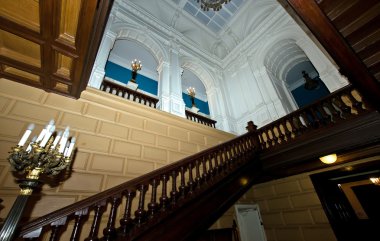 eski malikane büyük meşe merdiven. Rusya.