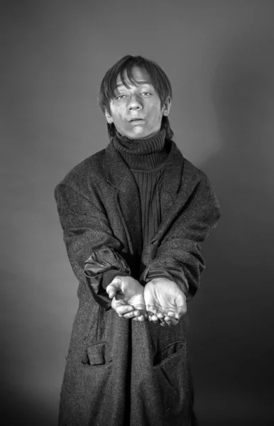 Mladý herec zobrazeno žebrák — Stock fotografie