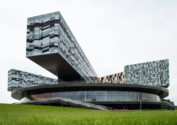 Edifício de vidro moderno na cidade de Skolkovo perto de Moscou Rússia — Fotografia de Stock