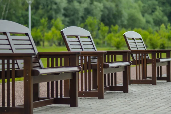 Beautiful new wooden bench in a park — Stockfoto