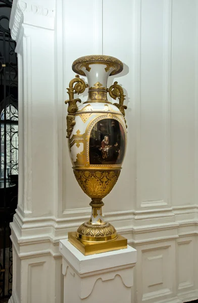 古い壮大なヴィラでアンティーク ゴールド花瓶。ロシア. — ストック写真