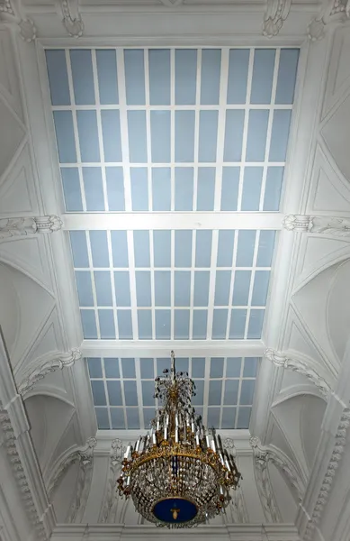 Techo de cristal con lustre en antiguo palacio magnífico — Foto de Stock