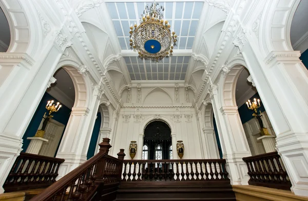 Grand hall in old majestic palace with oak staircase — Stok fotoğraf