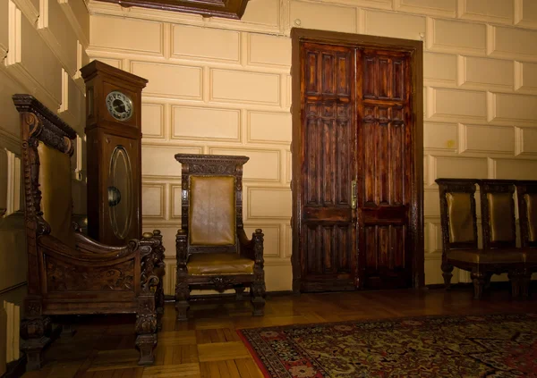 Old oak furniture in entrance hall of palace — Stock Photo, Image