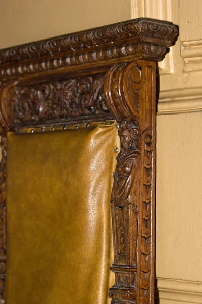 Old oak furniture in entrance hall of palace — Stock Photo, Image