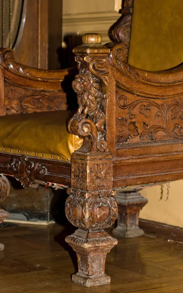Old oak furniture in entrance hall of palace — Stock Photo, Image
