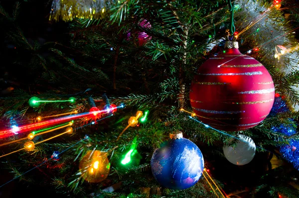 Travi colorate di luci di Natale sull'albero di Natale — Foto Stock