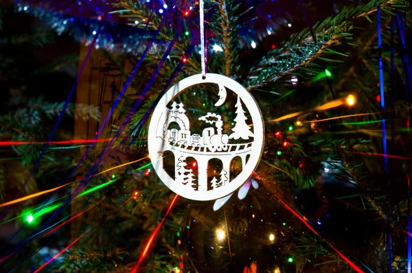 クリスマス ツリーのクリスマス ライトのカラフルな梁 — ストック写真