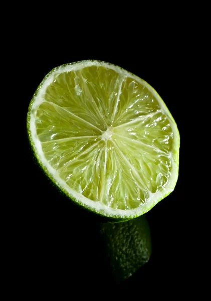 Φωτεινό πράσινο φυσικό ασβέστη σε καθρέφτη μαύρο φόντο — Φωτογραφία Αρχείου