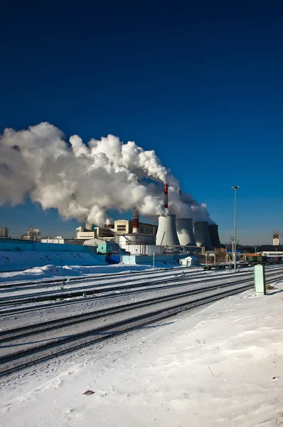 Centralvärme och kraftverk. kall vinterdag. — Stockfoto