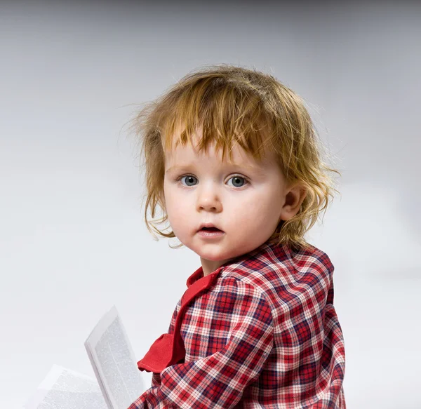 Carino piccolo bambino in abito rosso su bachground bianco — Foto Stock