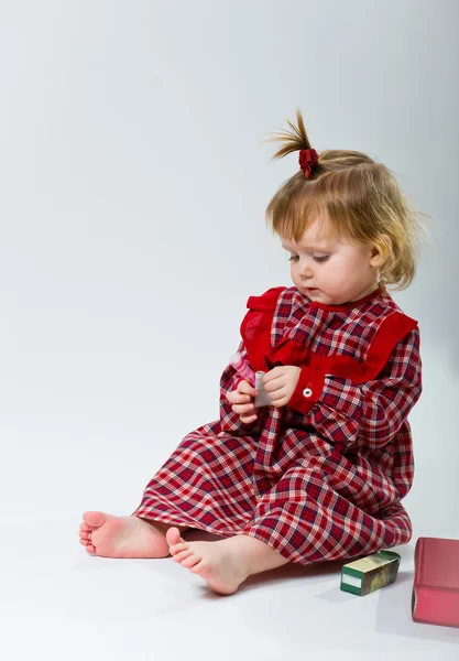 Carino piccolo bambino in abito rosso su bachground bianco — Foto Stock