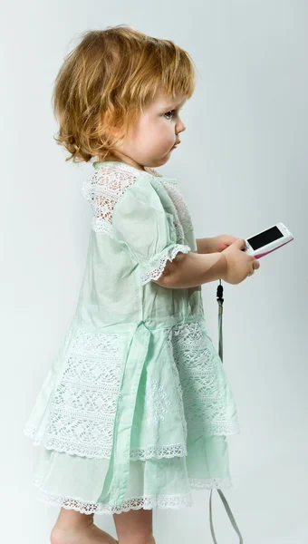 Fetiță drăguță cu telefon mobil pe fundal alb — Fotografie, imagine de stoc