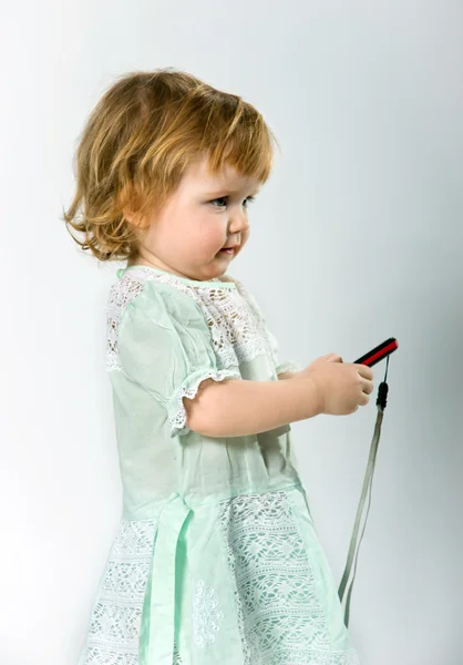 Menina bonito com telefone móvel no fundo branco — Fotografia de Stock