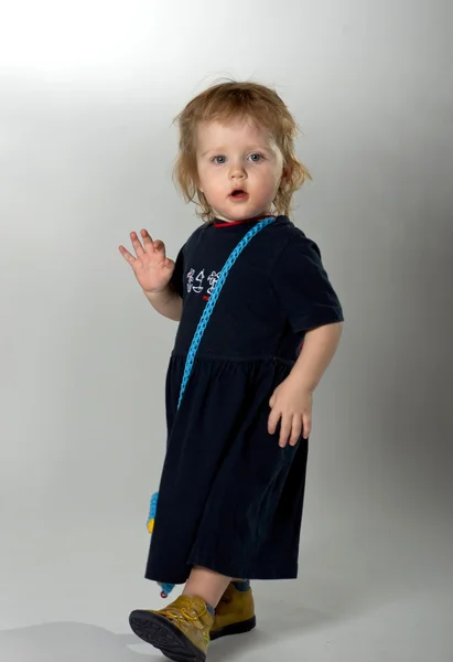 Linda niña posando en sombrero rojo y vestido oscuro — Foto de Stock