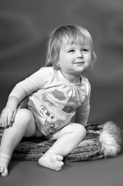 Söt liten baby porträtt i svarta och vita färger — Stockfoto