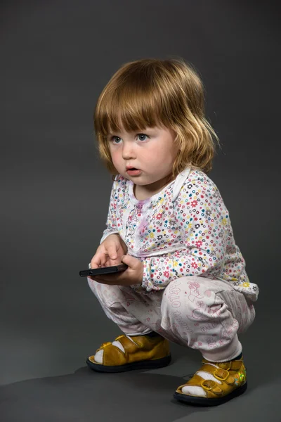 Schattige kleine baby met vaders mobiele telefoon, smartphone — Stockfoto
