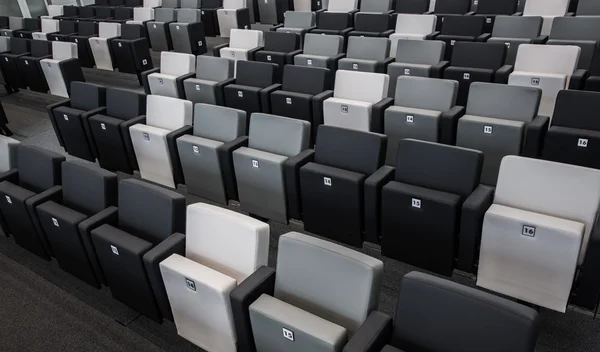 Sedie vuote in aula magna — Foto Stock