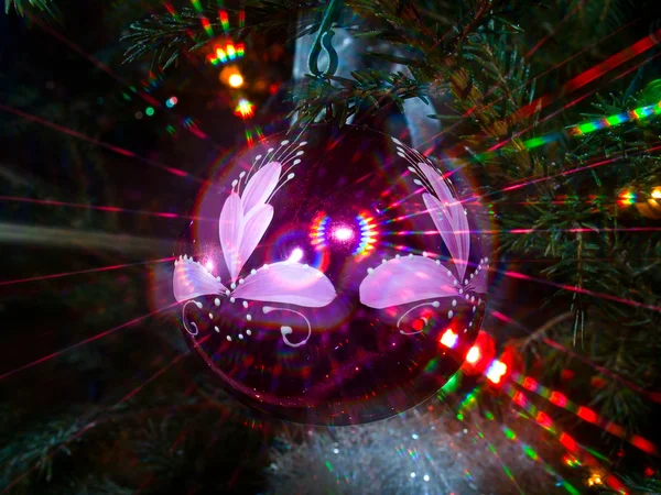 Färgglada strålar av xmas ljus på julgran — Stockfoto
