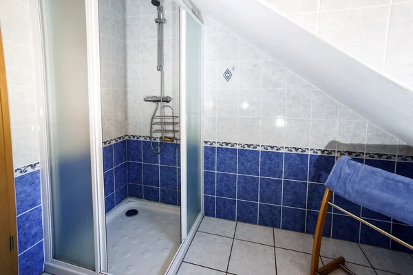 Интерьер и детали ванной комнаты — стоковое фото