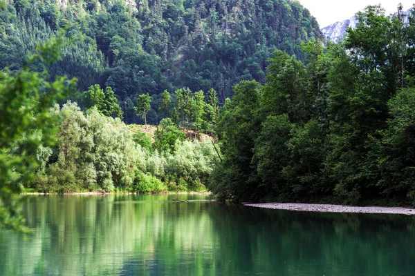 Grüner Fluss in den alpinen österreichischen Bergen — Stockfoto